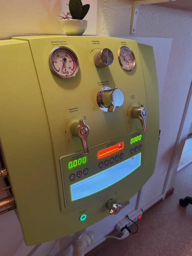 Gerät für die Colon-Hydro-Therapie als Symbol für Entgiftung
