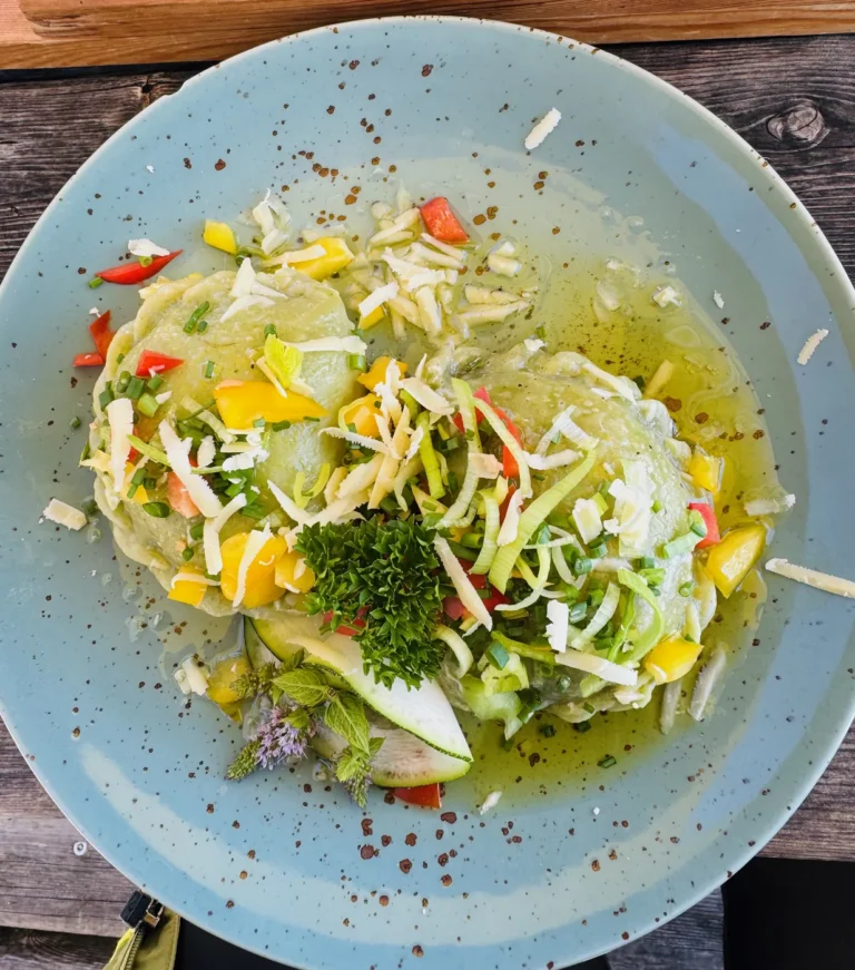 Frisch zubereitete, leichte Mahlzeit als Symbol für Ernährung